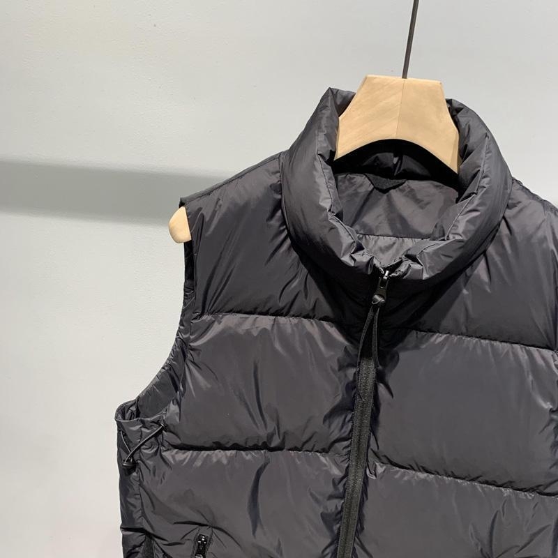Pánska vesta s kapucňou a stojatým golierom – jednofarebná, výplň 100% bieleho kačacieho down, vonkajší materiál polypropylén, jar 2025