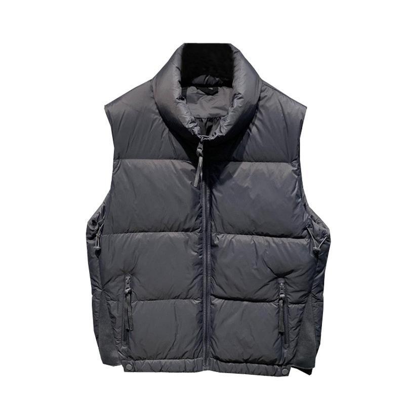 Pánska vesta s kapucňou a stojatým golierom – jednofarebná, výplň 100% bieleho kačacieho down, vonkajší materiál polypropylén, jar 2025