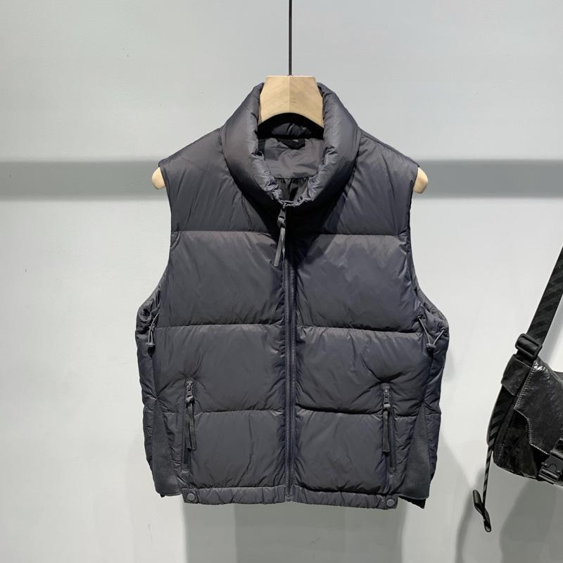 Pánska vesta s kapucňou a stojatým golierom – jednofarebná, výplň 100% bieleho kačacieho down, vonkajší materiál polypropylén, jar 2025