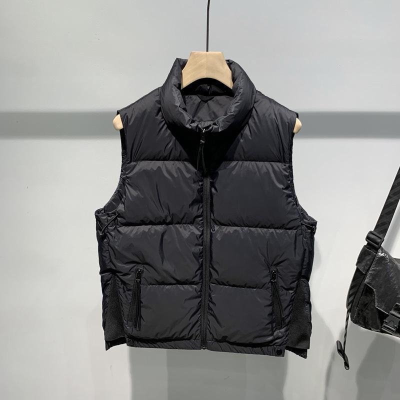 Pánska vesta s kapucňou a stojatým golierom – jednofarebná, výplň 100% bieleho kačacieho down, vonkajší materiál polypropylén, jar 2025