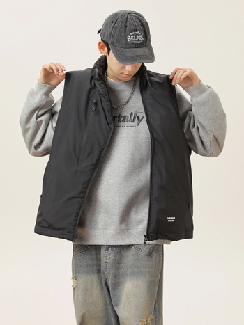 Zimná vesta z peria so stojacim golierom, výplň z kačacieho downu, voľný strih