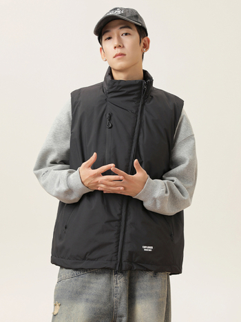 Zimná vesta z peria so stojacim golierom, výplň z kačacieho downu, voľný strih