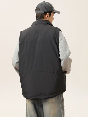 Zimná vesta z peria so stojacim golierom, výplň z kačacieho downu, voľný strih