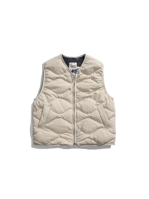 Vesta s stojacim golierom a zipsom, výplň z bieleho kačacieho páperia, hrubá izolácia, viacero vreciek, zimný štýl