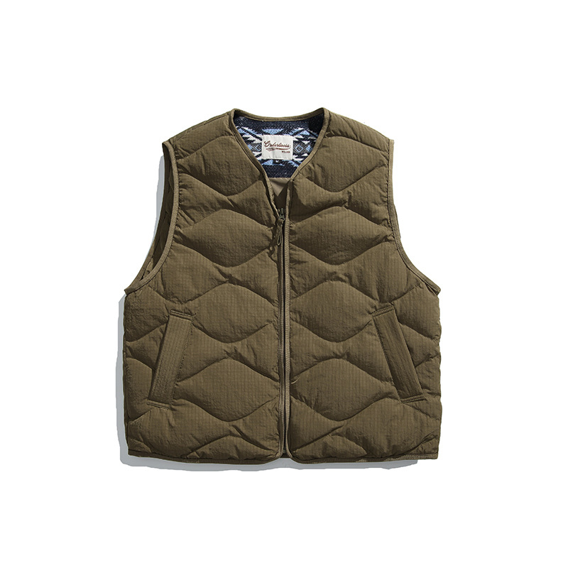 Vesta s stojacim golierom a zipsom, výplň z bieleho kačacieho páperia, hrubá izolácia, viacero vreciek, zimný štýl