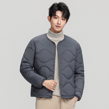 Pánska kabát s perím bez goliera, bežná dĺžka, zapínanie na jeden rad gombov, 650 plniace sily, 86–90% bieleho kačacieho peria