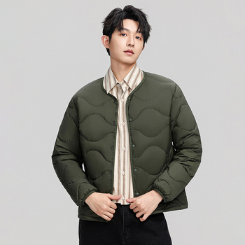Pánska kabát s perím bez goliera, bežná dĺžka, zapínanie na jeden rad gombov, 650 plniace sily, 86–90% bieleho kačacieho peria
