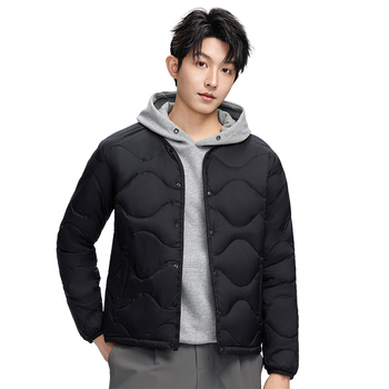 Pánska kabát s perím bez goliera, bežná dĺžka, zapínanie na jeden rad gombov, 650 plniace sily, 86–90% bieleho kačacieho peria