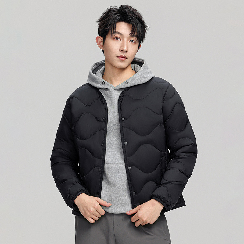 Pánska kabát s perím bez goliera, bežná dĺžka, zapínanie na jeden rad gombov, 650 plniace sily, 86–90% bieleho kačacieho peria