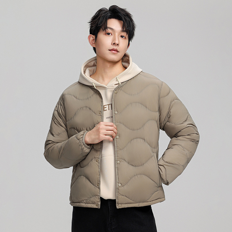 Pánska kabát s perím bez goliera, bežná dĺžka, zapínanie na jeden rad gombov, 650 plniace sily, 86–90% bieleho kačacieho peria