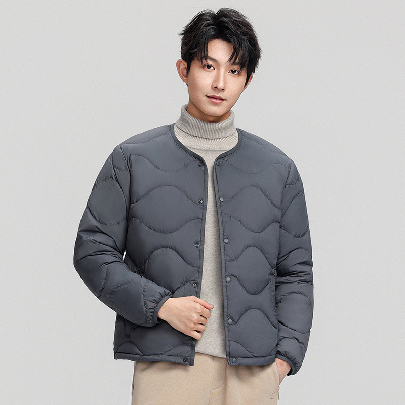 Pánska kabát s perím bez goliera, bežná dĺžka, zapínanie na jeden rad gombov, 650 plniace sily, 86–90% bieleho kačacieho peria