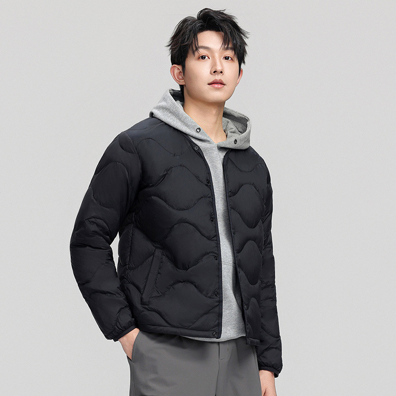 Pánska kabát s perím bez goliera, bežná dĺžka, zapínanie na jeden rad gombov, 650 plniace sily, 86–90% bieleho kačacieho peria