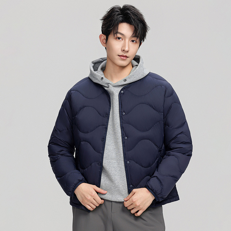 Pánska kabát s perím bez goliera, bežná dĺžka, zapínanie na jeden rad gombov, 650 plniace sily, 86–90% bieleho kačacieho peria