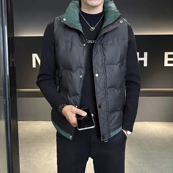 Pánska prešívaná vesta s perom na vonkajšie nosenie – stojací golier, zips, voľný strih, jeseň-zima, obsah peria 100%, výplň 100 g