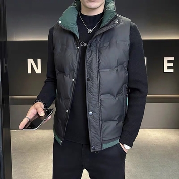 Pánska prešívaná vesta s perom na vonkajšie nosenie – stojací golier, zips, voľný strih, jeseň-zima, obsah peria 100%, výplň 100 g