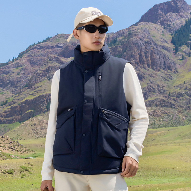 Pánska vesta so stojacím golierom, výplň 60–90 g, fleece podšívka, zips, voľný strih