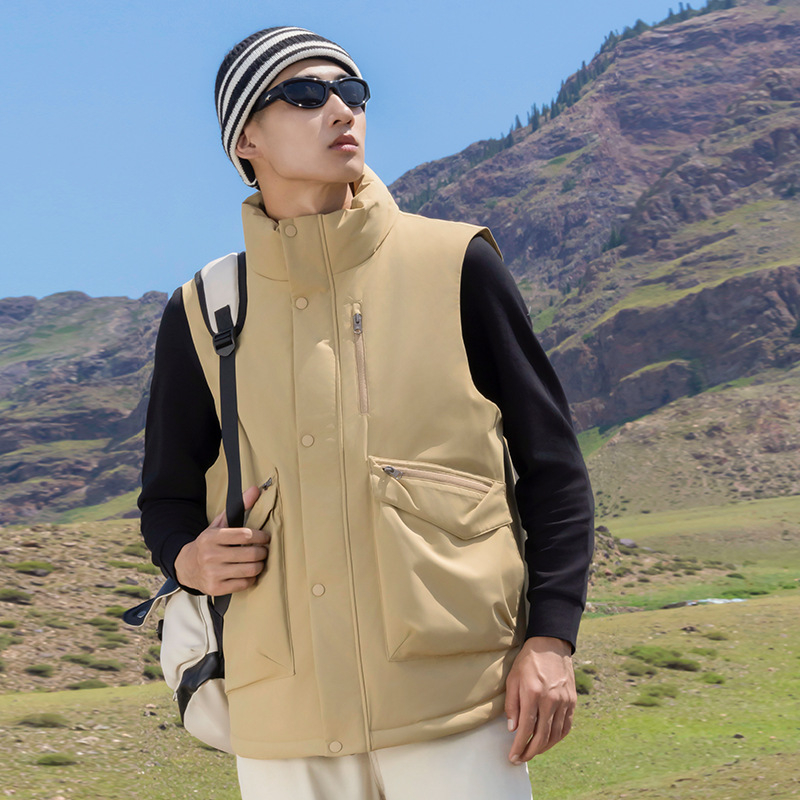 Pánska vesta so stojacím golierom, výplň 60–90 g, fleece podšívka, zips, voľný strih