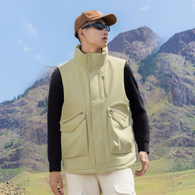 Pánska vesta so stojacím golierom, výplň 60–90 g, fleece podšívka, zips, voľný strih