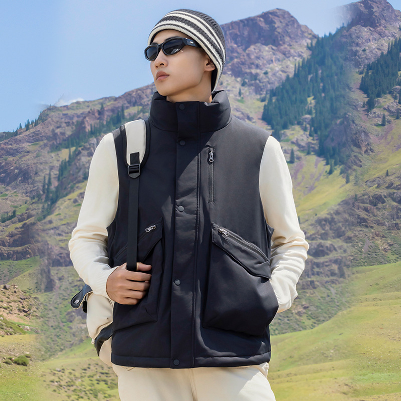 Pánska vesta so stojacím golierom, výplň 60–90 g, fleece podšívka, zips, voľný strih