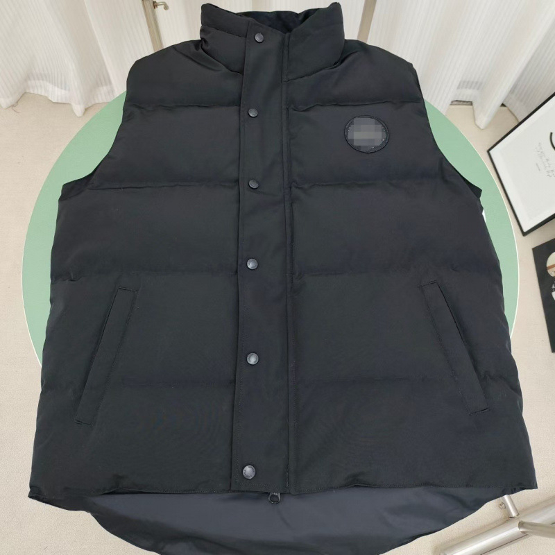 Vesta z peria so stojacim golierom, zipsom a šikmými vreckami; obsah peria 91–95%, výplň 100% perie; vetruodolná a odolná voči chladu