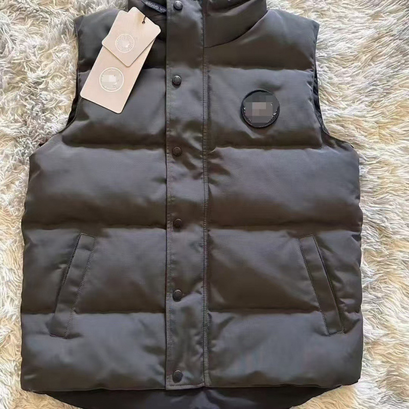 Vesta z peria so stojacim golierom, zipsom a šikmými vreckami; obsah peria 91–95%, výplň 100% perie; vetruodolná a odolná voči chladu