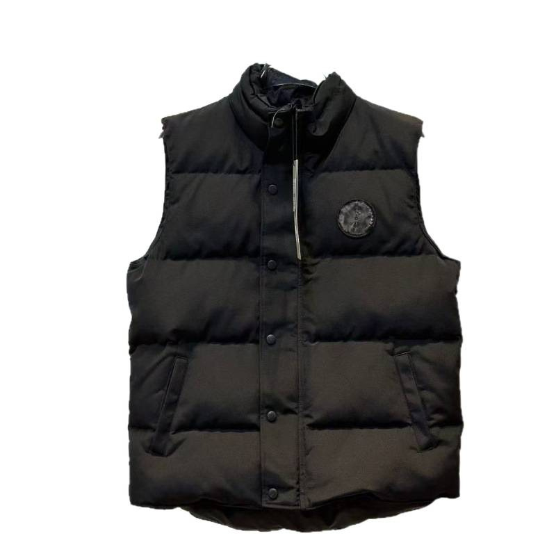 Vesta z peria so stojacim golierom, zipsom a šikmými vreckami; obsah peria 91–95%, výplň 100% perie; vetruodolná a odolná voči chladu