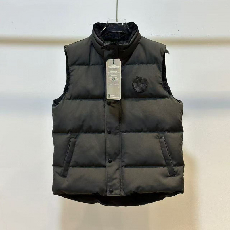 Vesta z peria so stojacim golierom, zipsom a šikmými vreckami; obsah peria 91–95%, výplň 100% perie; vetruodolná a odolná voči chladu