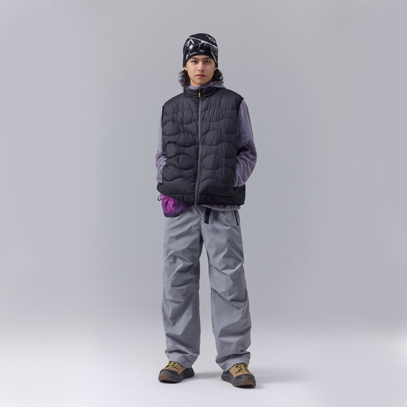 Унисекс лека пухена жилетка с дизайн на блокове, съдържание пух 91–95%, запълване 30–55 g, външен материал полиестер 100%, подплата найлон, за зимния сезон