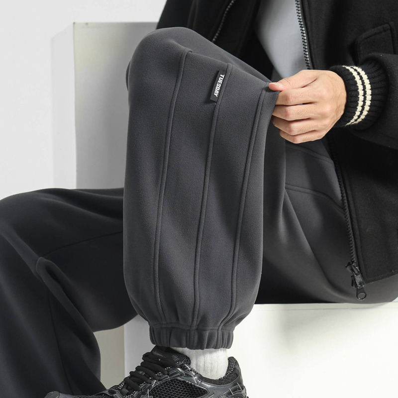 Férfi őszi-téli szélálló nadrág fleece béléssel – lazább szabás, hosszú, középső derekú, húzózsinóros zárás, vastag, sportos-alkalmi