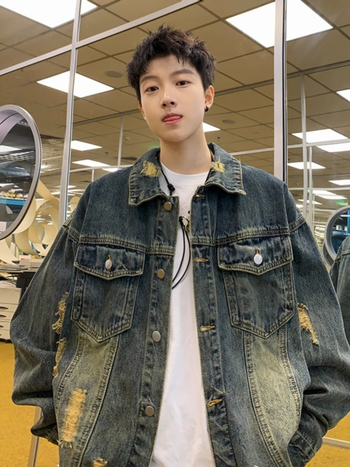 Geacă din denim pentru bărbați - uzată, croială lejeră, guler rever, închidere cu nasturi la un rând, buzunare laterale, bumbac 30-50%