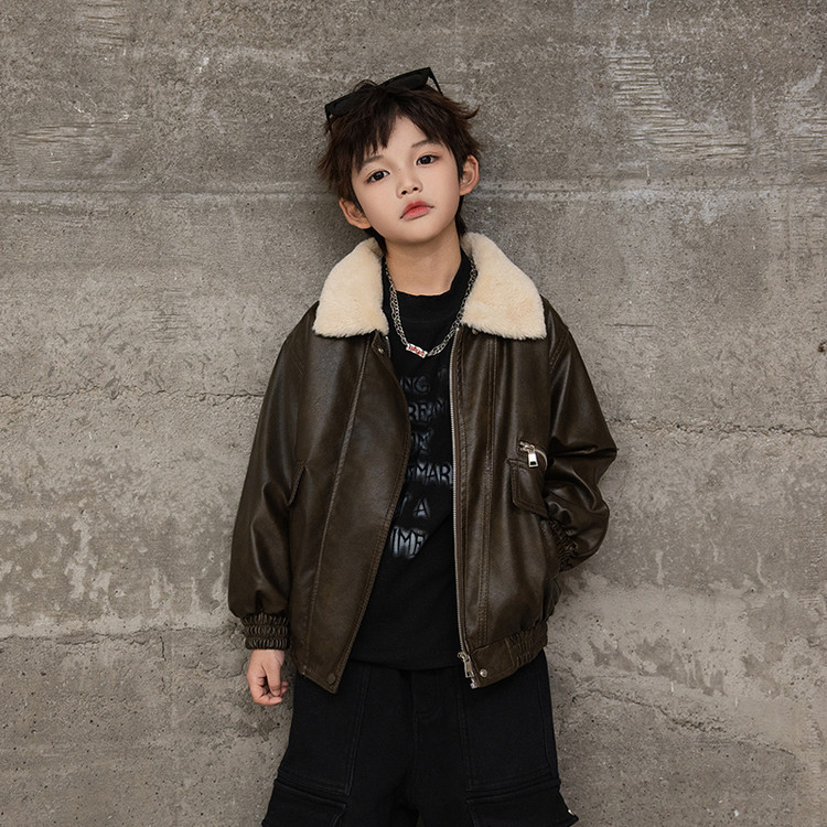 Detská PU kožená bunda s fleecovou podšívkou, zapínanie na zips, golier typu rever, dlhé rukávy, krátky strih