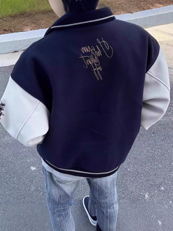 Uniszex baseball kabát nehéz betűhímzéssel, hip-hop stílus, laza szabás, tavasz–ősz külső ruházat.