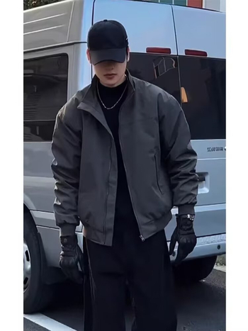 Ανδρικό μπουφάν τύπου coach jacket: εξωτερικό Oxford ύφασμα, 95% πολυεστέρας σώματος και επένδυσης, χαλαρή εφαρμογή, γιακά στάντ, φερμουάρ μπροστά, κατάλληλο για άνοιξη και φθινόπωρο