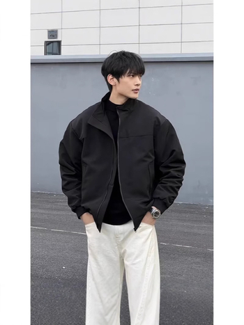 Ανδρικό μπουφάν τύπου coach jacket: εξωτερικό Oxford ύφασμα, 95% πολυεστέρας σώματος και επένδυσης, χαλαρή εφαρμογή, γιακά στάντ, φερμουάρ μπροστά, κατάλληλο για άνοιξη και φθινόπωρο