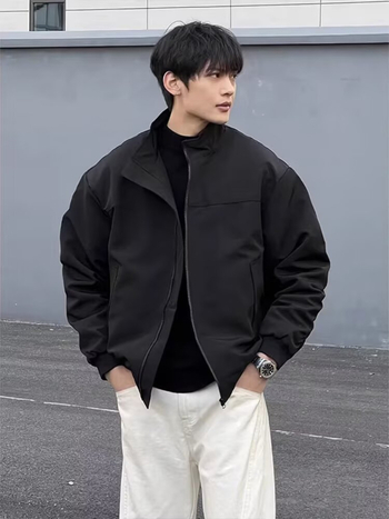 Ανδρικό μπουφάν τύπου coach jacket: εξωτερικό Oxford ύφασμα, 95% πολυεστέρας σώματος και επένδυσης, χαλαρή εφαρμογή, γιακά στάντ, φερμουάρ μπροστά, κατάλληλο για άνοιξη και φθινόπωρο