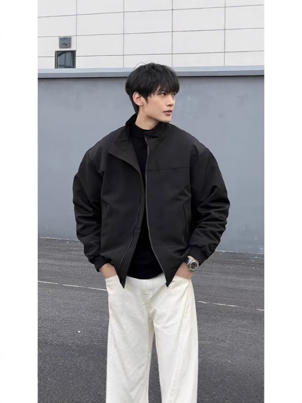 Ανδρικό μπουφάν τύπου coach jacket: εξωτερικό Oxford ύφασμα, 95% πολυεστέρας σώματος και επένδυσης, χαλαρή εφαρμογή, γιακά στάντ, φερμουάρ μπροστά, κατάλληλο για άνοιξη και φθινόπωρο