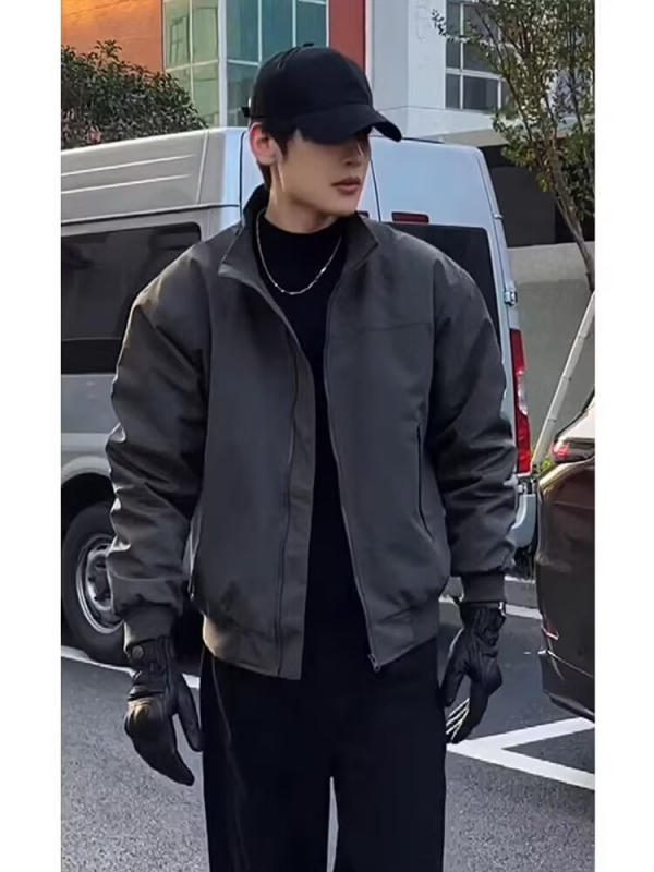 Ανδρικό μπουφάν τύπου coach jacket: εξωτερικό Oxford ύφασμα, 95% πολυεστέρας σώματος και επένδυσης, χαλαρή εφαρμογή, γιακά στάντ, φερμουάρ μπροστά, κατάλληλο για άνοιξη και φθινόπωρο