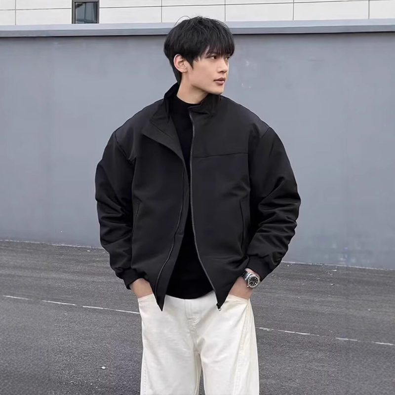 Ανδρικό μπουφάν τύπου coach jacket: εξωτερικό Oxford ύφασμα, 95% πολυεστέρας σώματος και επένδυσης, χαλαρή εφαρμογή, γιακά στάντ, φερμουάρ μπροστά, κατάλληλο για άνοιξη και φθινόπωρο