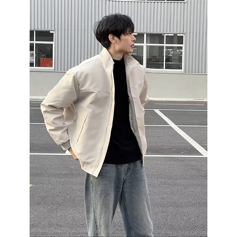 Ανδρικό μπουφάν τύπου coach jacket: εξωτερικό Oxford ύφασμα, 95% πολυεστέρας σώματος και επένδυσης, χαλαρή εφαρμογή, γιακά στάντ, φερμουάρ μπροστά, κατάλληλο για άνοιξη και φθινόπωρο