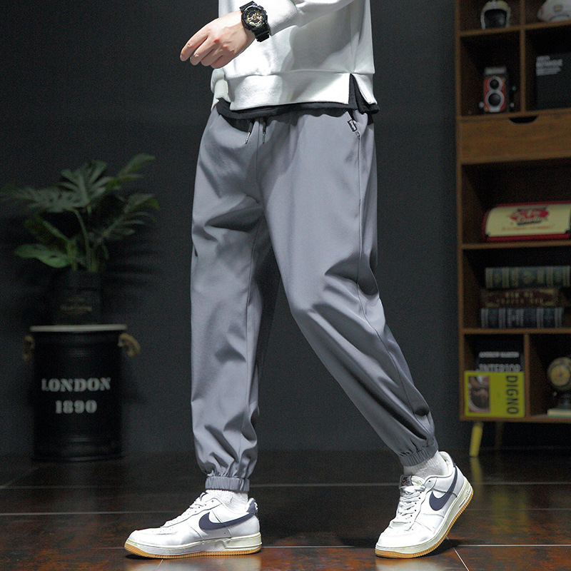 Pánske voľné športové nohavice, ľahký polyester s elastanom, stredný pás, šnúrka na stiahnutie, potlač s písmenami, leto