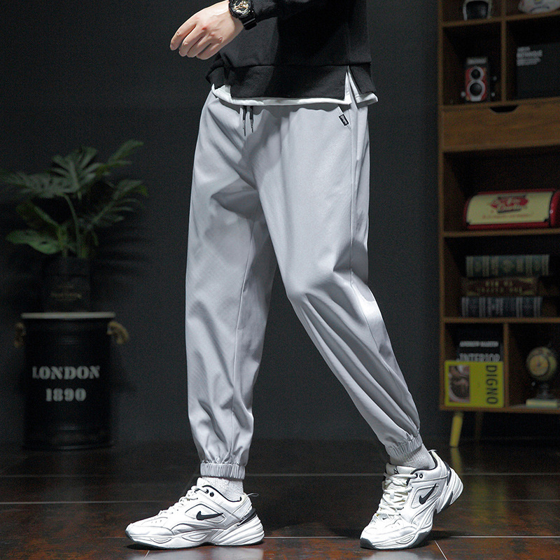 Pánske voľné športové nohavice, ľahký polyester s elastanom, stredný pás, šnúrka na stiahnutie, potlač s písmenami, leto