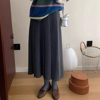 Lansiranje jesen 2024: A-linijska midi pletena plisirana suknja s visokim strukom, mikroelastična; glavni materijal: vuna mješavina (akril i spandeks); postotak glavnog materijala 30–50%.