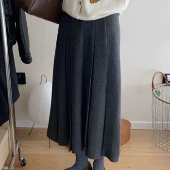 Lansiranje jesen 2024: A-linijska midi pletena plisirana suknja s visokim strukom, mikroelastična; glavni materijal: vuna mješavina (akril i spandeks); postotak glavnog materijala 30–50%.