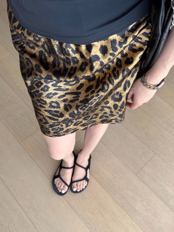 Leopard uzorak, A-linijska kratka suknja, elastični pojas, završna obrada toplom folijom