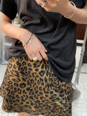Leopard uzorak, A-linijska kratka suknja, elastični pojas, završna obrada toplom folijom