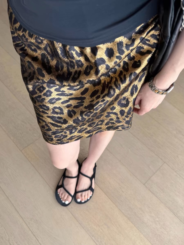 Leopard uzorak, A-linijska kratka suknja, elastični pojas, završna obrada toplom folijom