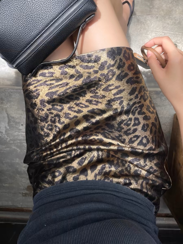 Leopard uzorak, A-linijska kratka suknja, elastični pojas, završna obrada toplom folijom