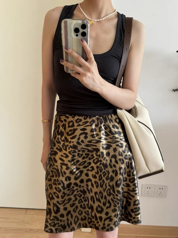 Leopard uzorak, A-linijska kratka suknja, elastični pojas, završna obrada toplom folijom