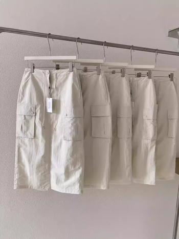 Suknja u stilu kombinezona, najlon-spandeks smjesa, osam džepova, srednja duljina, mikroelastična