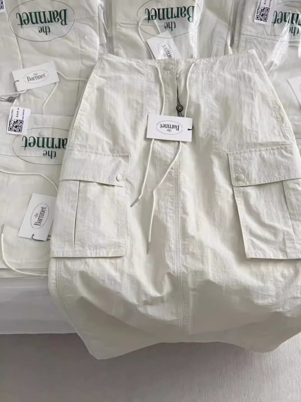 Suknja u stilu kombinezona, najlon-spandeks smjesa, osam džepova, srednja duljina, mikroelastična